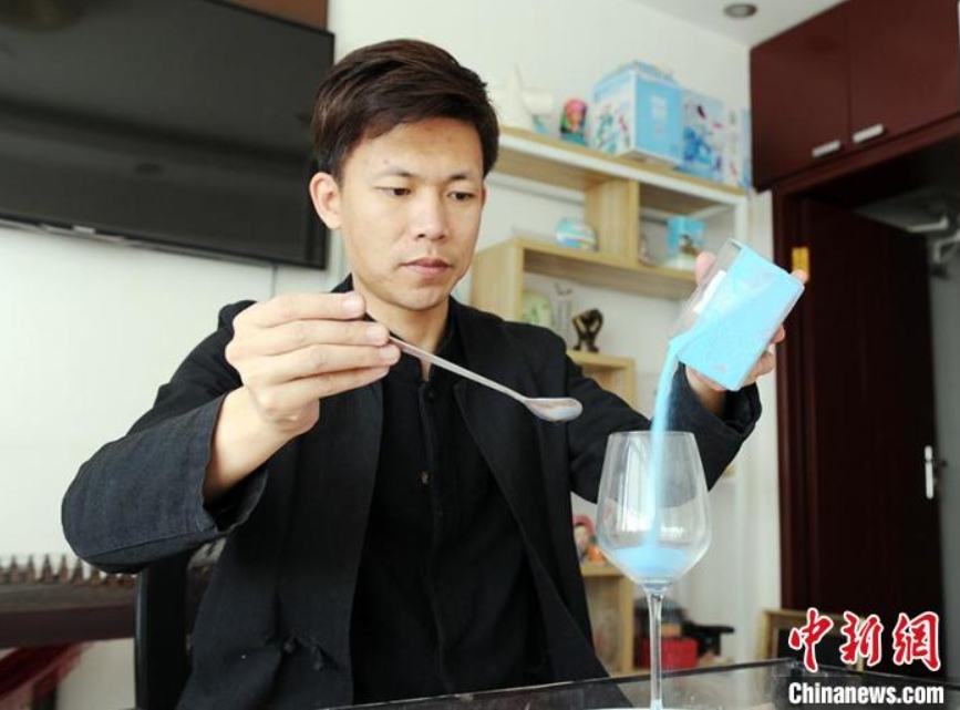 長春市の砂絵師、グラスサンドアートで世界を表現　吉林省
