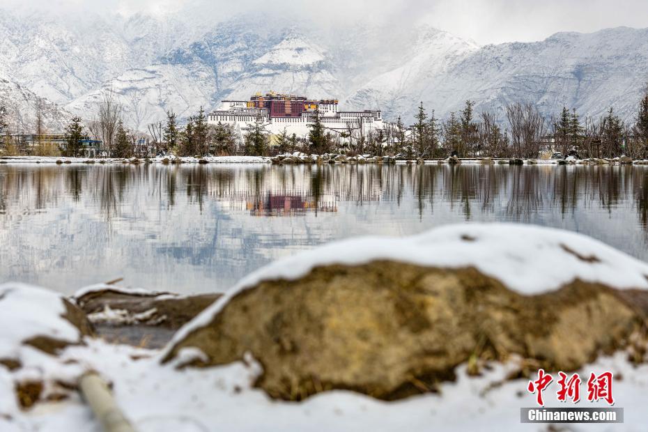 絵のように美しいラサの雪景色　チベット