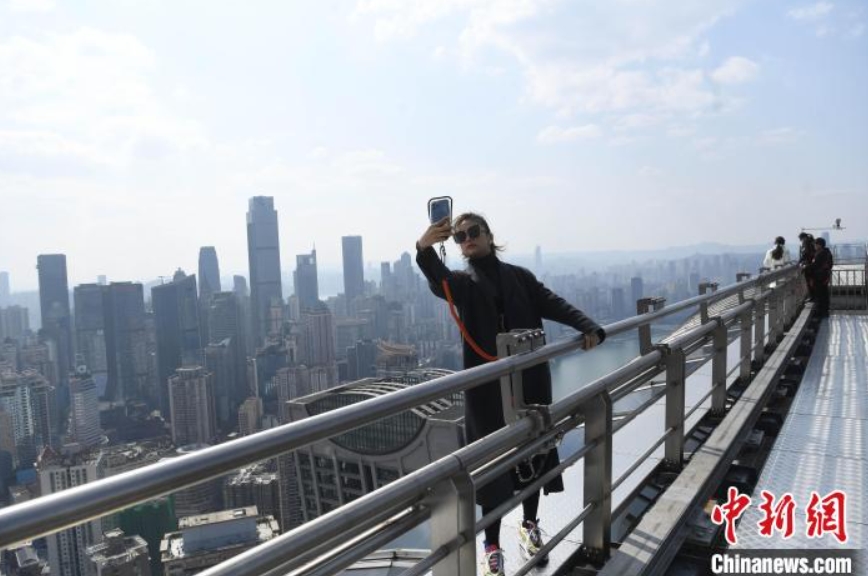 重慶の高層観光ツアー、「空中散歩を満喫」と観光客に人気