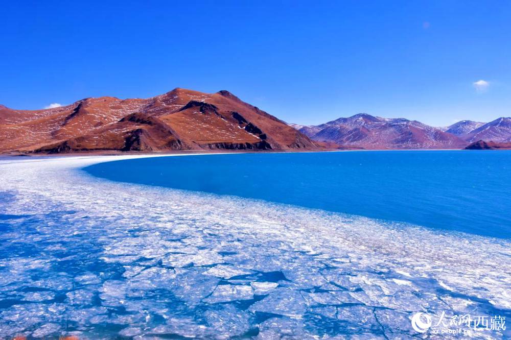 春が到来し、氷が融けたヤムドク湖　チベット
