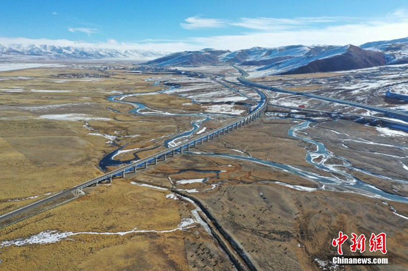 降雪後の当雄阿熱湿地に広がる風景　チベット自治区