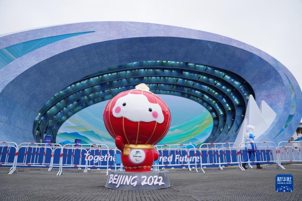 河北省張家口ゾーンの表彰式広場に設置された北京冬季パラリンピックの大会マスコット・シュエロンロン（2月28日撮影・牟宇）。