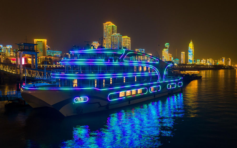 2月1日、美しくライトアップされた遊覧船「長江栄耀号」（写真著作権はCFP視覚中国が所有のため転載禁止）。 