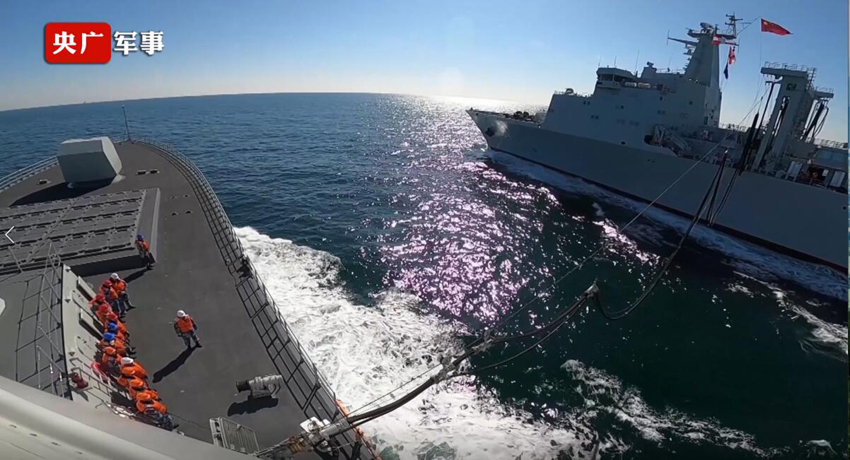 北部戦区の作戦支援補給艦「呼倫湖」が駆逐艦「拉薩」と訓練実施、全天候海上作戦支援能力を強化
