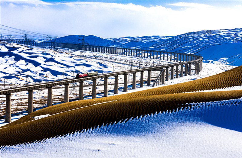 降雪後の砂漠に曲線描く敦煌鉄道　甘粛省