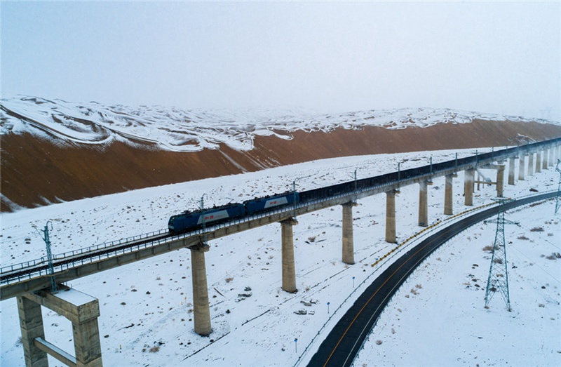 降雪後の砂漠に曲線描く敦煌鉄道　甘粛省