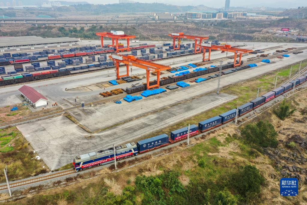 江津とビエンチャン結ぶ中国ラオス鉄道の国際貨物列車が発車