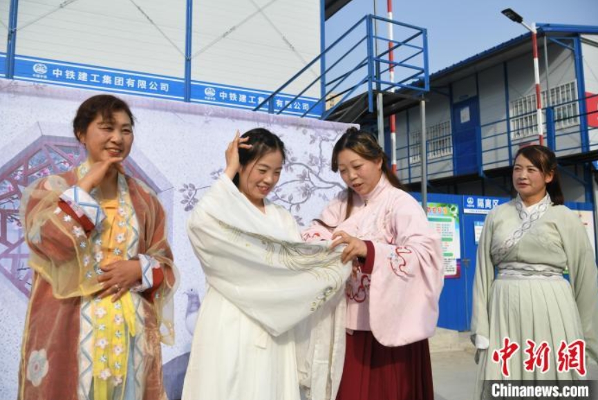 女性建設作業員たちが国際婦人デー控え、漢服姿で撮影会　安徽省合肥