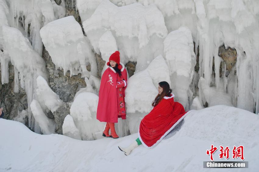 氷の滝を見学する観光客（撮影・張瑶）。