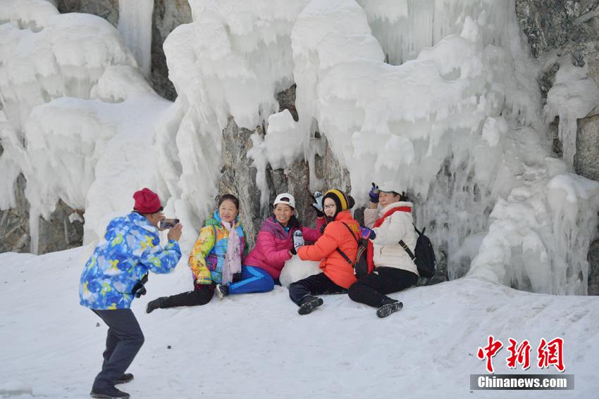 広大な氷の滝の景観が観光客を魅了　吉林省長春