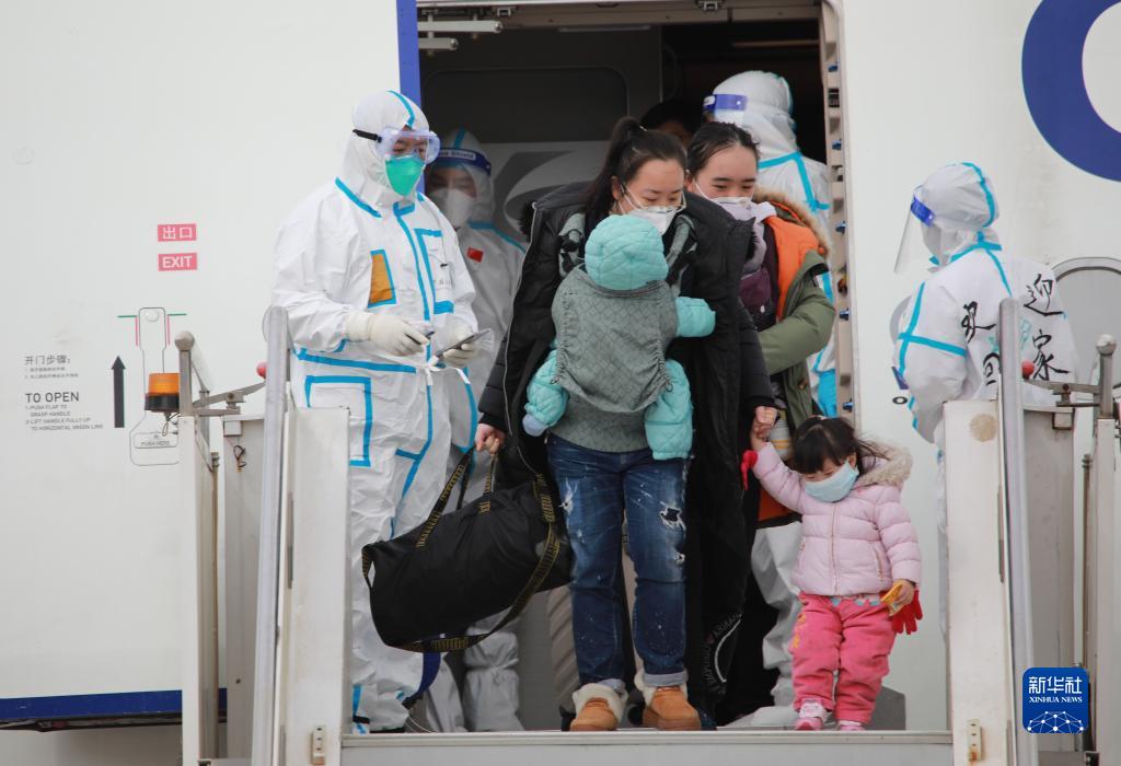3月6日、中国国民を乗せて蘭州中川国際空港に到着した臨時航空便の乗客（撮影・杜哲宇）
