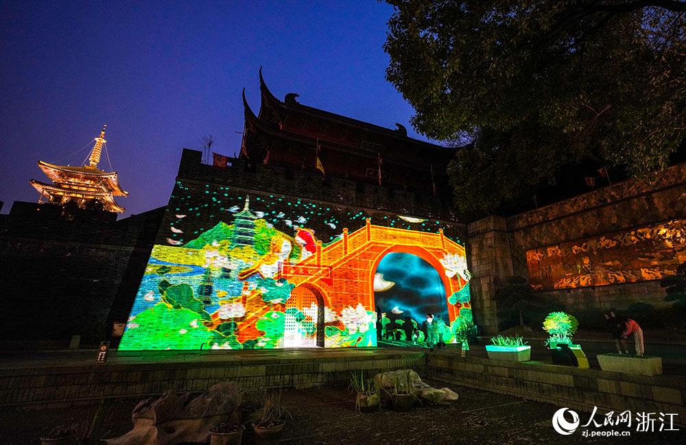浙江省杭州市清河坊街区で開催されたライトアップショー（撮影・章勇涛）。 