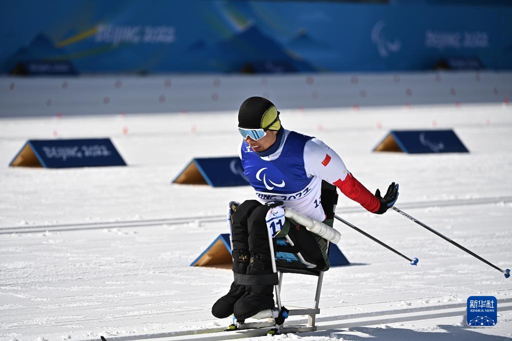 3月6日、2022年北京冬季パラリンピッククロスカントリースキー男子18キロ（座位）で滑走する、優勝した中国の鄭鵬選手（撮影・侯昭康）。