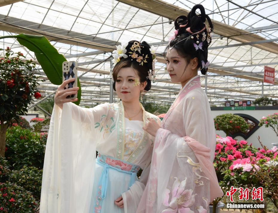 「十二花神」に扮した女性たちが花を愛でる「花朝フェス」開催　湖南省