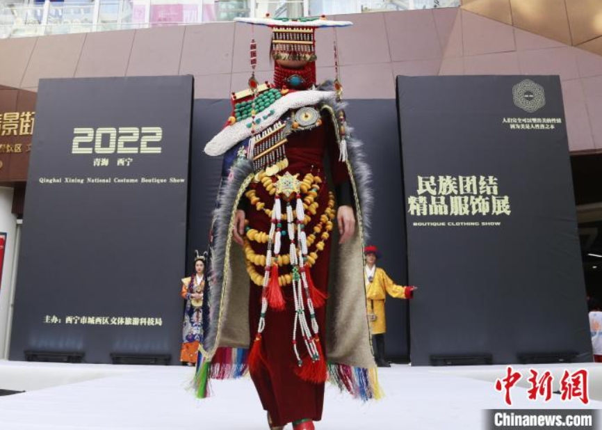 チベット族の衣装を披露するモデル（撮影・馬銘言）。
