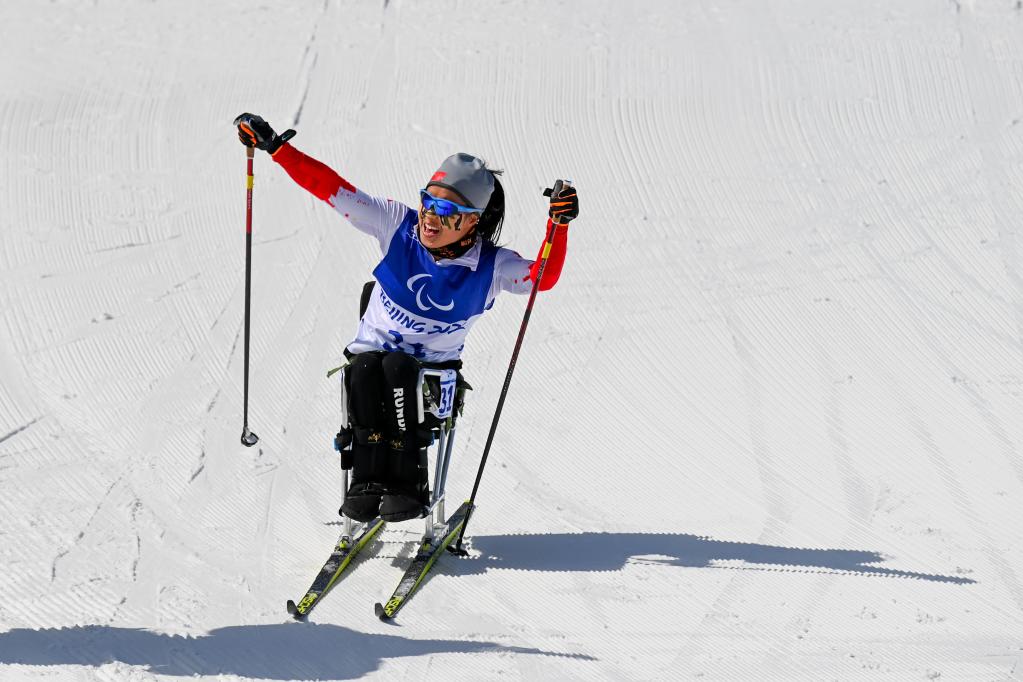 3月6日のパラクロスカントリースキー女子ロング（座位）競技で、滑走後喜びの表情を見せた中国の楊洪瓊選手（撮影・李博）。