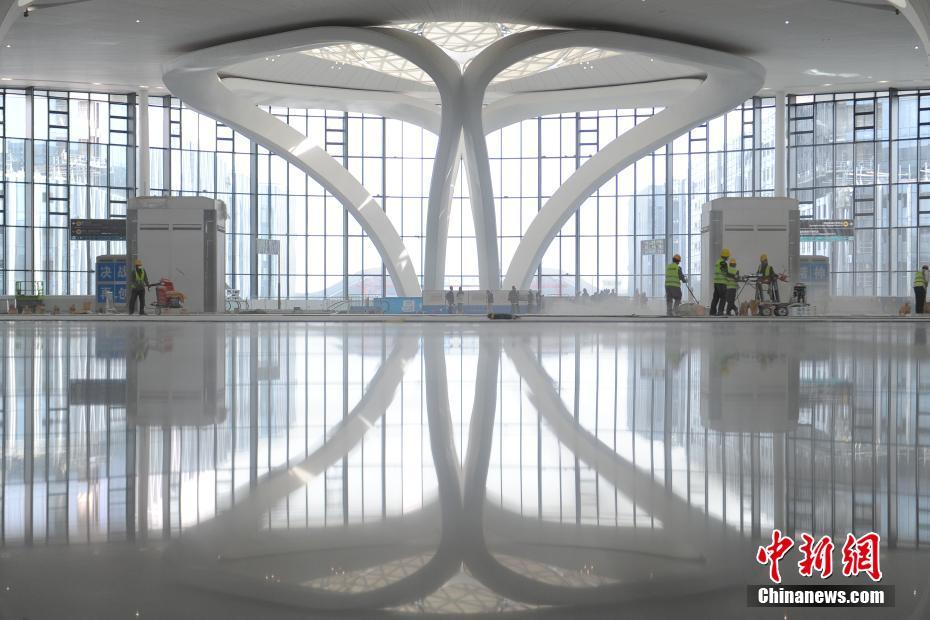 広々として明るい杭州空港第4ターミナルビル出発ロビー（3月10日撮影・王剛）。