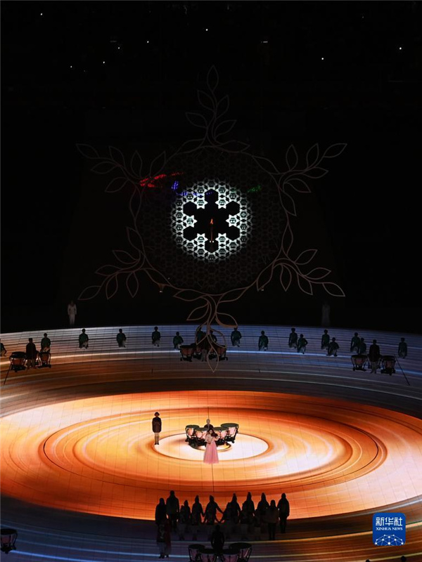 視覚障がい者のバイオリニストの演奏と共に消された聖火　北京冬季パラ閉会式