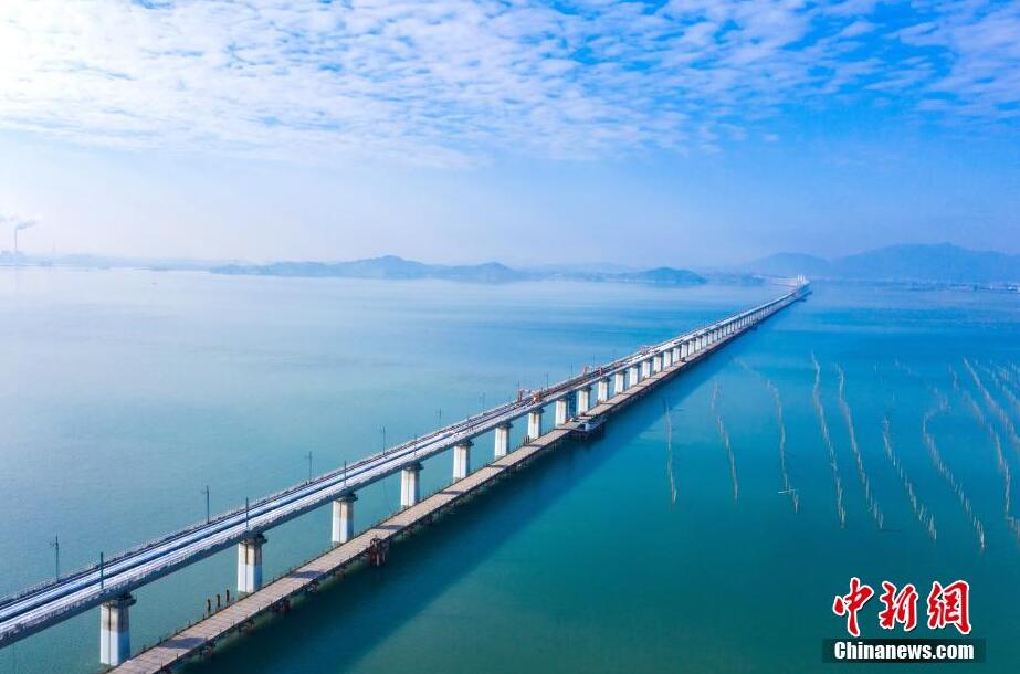 中国初の海上を走る高速鉄道がレール敷設開始　