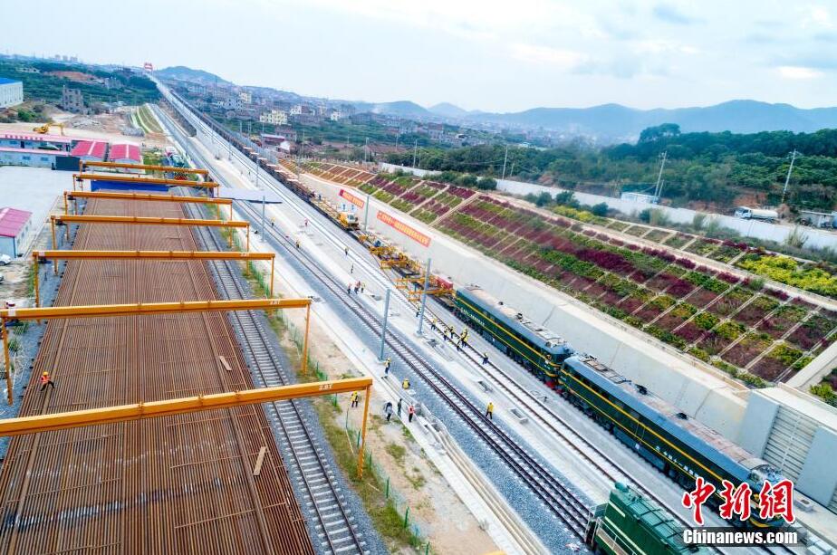 中国初の海上を走る高速鉄道がレール敷設開始　