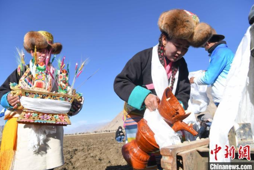 西蔵（チベット）自治区拉薩（ラサ）市曲水（チュシュル）県協栄村で行われた春の開耕式の様子（撮影・貢嘎来松）。