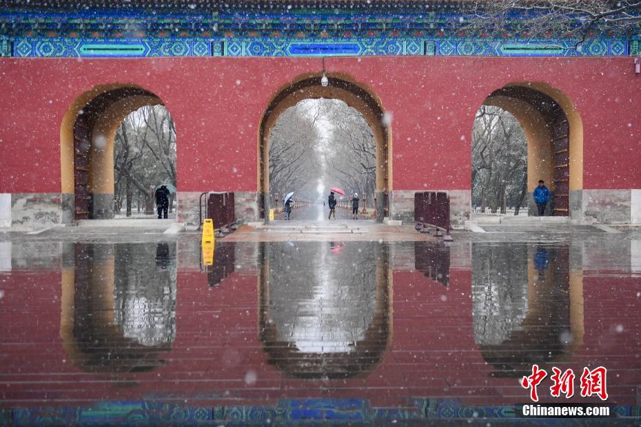 3月17日、雪の降る中、北京天壇公園を観光する市民（撮影・田雨昊）。