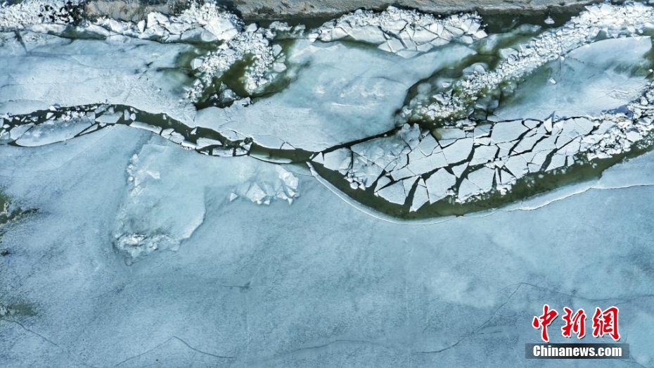 湖面を覆う氷が解け、「解凍期」に入った青海湖