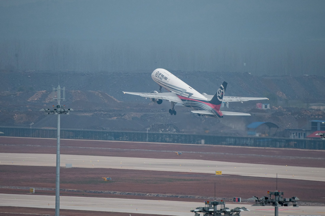 3月19日、鄂州花湖空港で試験飛行する貨物機（撮影・肖芸九）。