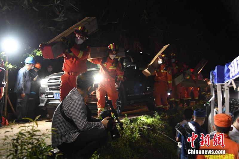 東方航空旅客機墜落事故　捜索救助活動が全面展開