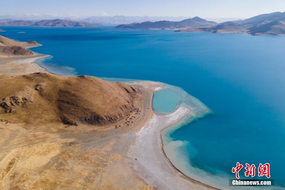 チベット「聖湖」に春到来　半分は凍り、半分は波打つ絶景