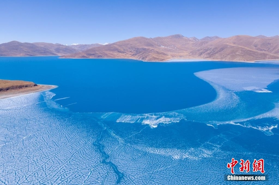 チベット「聖湖」に春到来　半分は凍り、半分は波打つ絶景