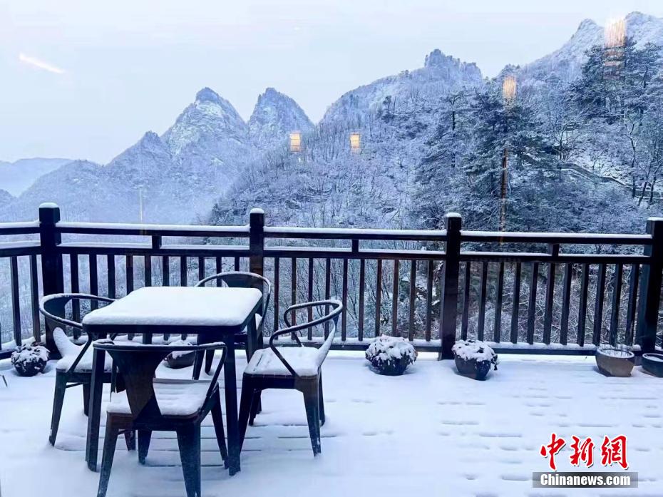 3月22日、春の雪に雪化粧を施された湖北省の武当山（撮影・許海芳）。