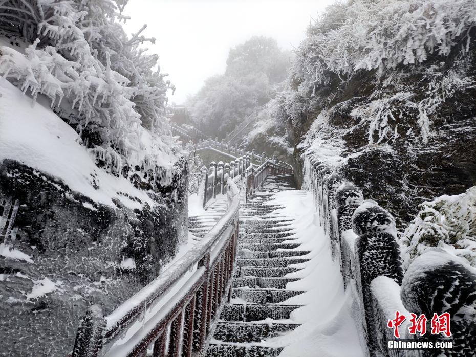 雪化粧の武当山に広がる水墨画のような景色　湖北省