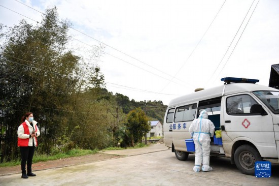 3月23日、黄材鎮月山村で、PCR検査検体採取後、車に乗り込む黄材センター衛生院の職員（撮影・陳振海）。