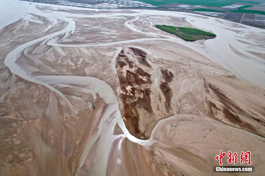 黄河の流れで描き出されたさまざまな形態の「河床画」