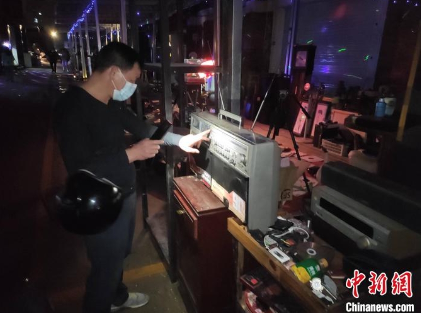 深夜に開かれる骨董品マーケット　広西