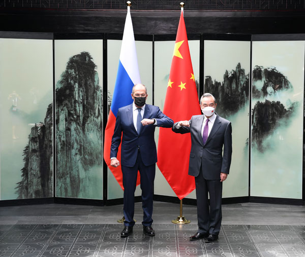 中国はロシアとウクライナの和平交渉継続を支持　中露外相会談