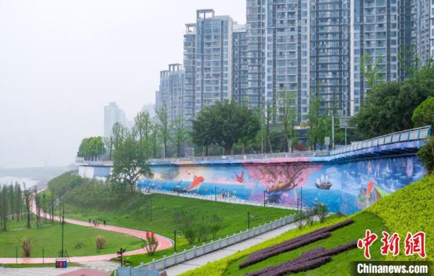 重慶市南浜路の雅巴洞江灘公園に登場した「紅き大魚の伝説」巨大壁画（撮影・何蓬磊）。