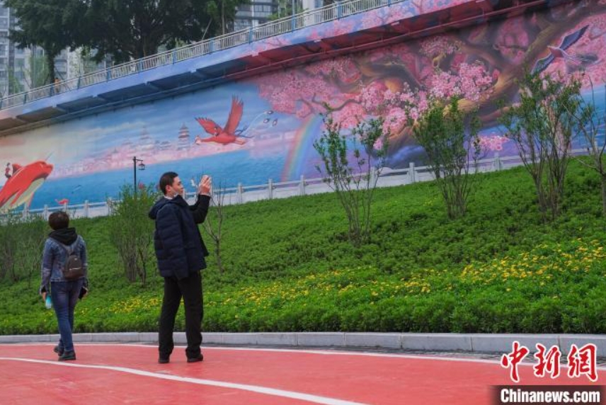 公園に「紅き大魚の伝説」巨大壁画が登場　重慶