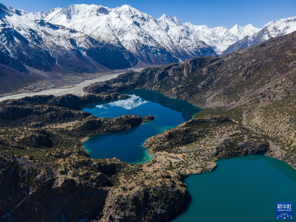 風光明媚な「三色湖」　チベット