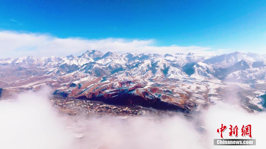 祁連山に春雪　標高5000メートルに広がる清らかさと雄大さ