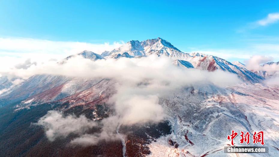 祁連山に春雪　標高5000メートルに広がる清らかさと雄大さ