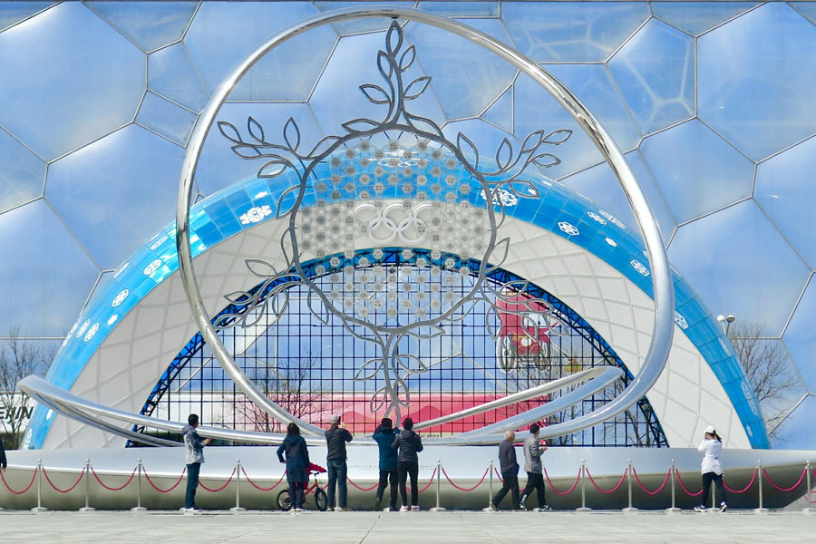 4月6日、北京オリンピック公園を訪れた観光客（写真著作権はCFP視覚中国が所有のため転載禁止）。
