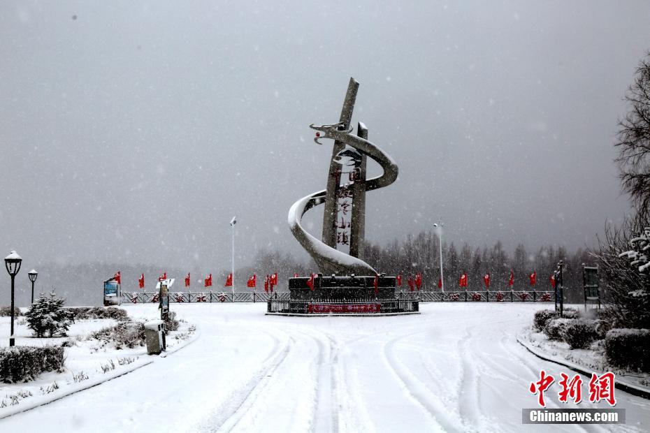 雪に覆われた「中国で最も寒い小鎮」のランドマークのオブジェ（撮影・馮宏偉）。