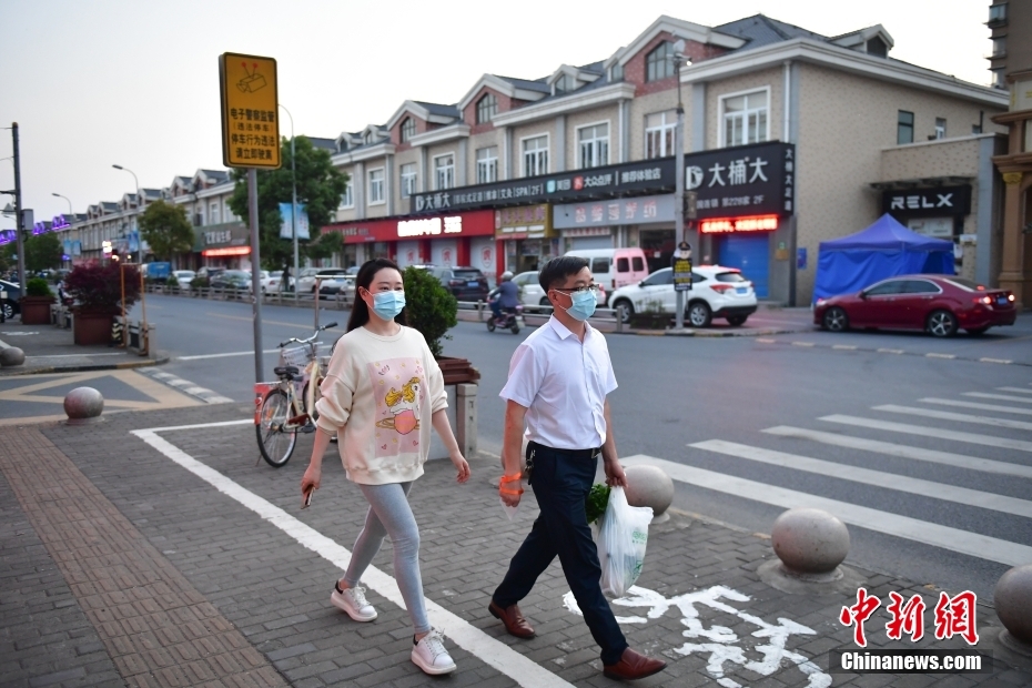 4月11日、上海市金山区楓涇鎮で、買い物のため外出する住民（撮影・田雨昊）。