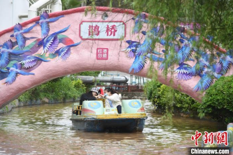 ボートから一風変わった景色を楽しむ観光客　重慶市