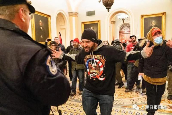 2021年1月6日、ワシントンD.C.の連邦議会議事堂内で警察と対峙するデモ参加者（写真は新華社より）