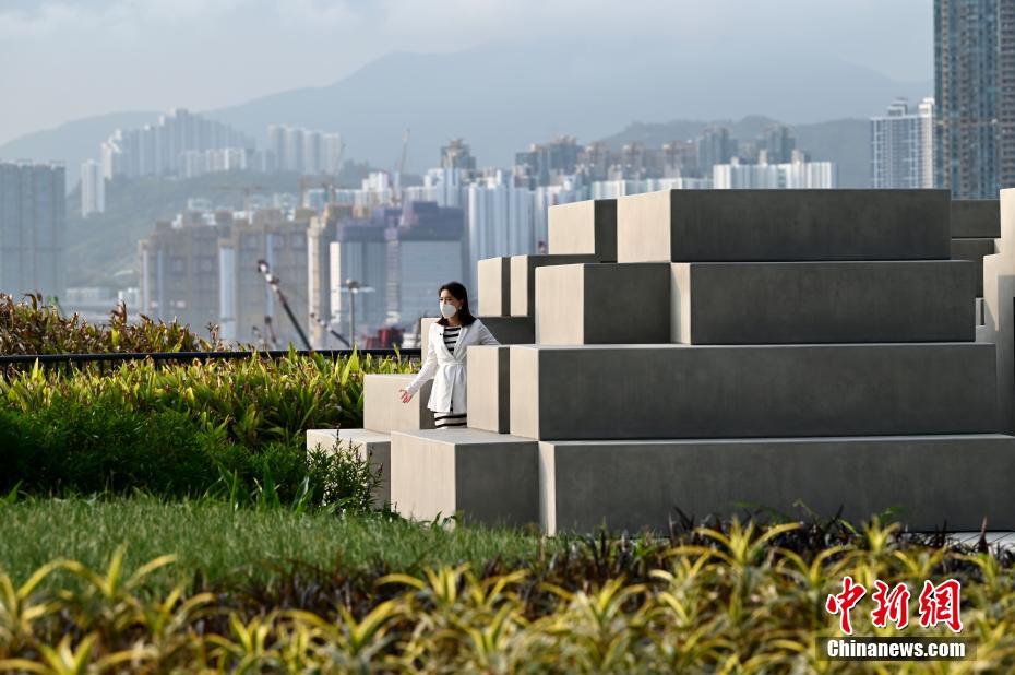 メディア先行公開日となった13日に撮影された香港地区「M+」博物館で、デザイナーの野口勇氏が制作した「子供の国」ピラミッド型アミューズメント施設（撮影・李志華）。
