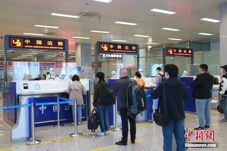 4月14日、吉林省延辺朝鮮族自治州延吉朝陽川国際空港で、搭乗手続きを行う旅客（撮影・呉博文）。