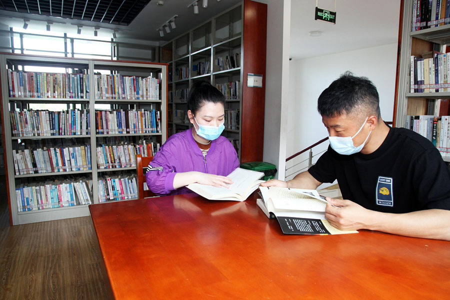 4月14日、浙江省台州市路橋区蓬街鎮の24時間セルフ図書館で読書を楽しむ住民（写真著作権はCFP視覚中国が所有のため転載禁止）。